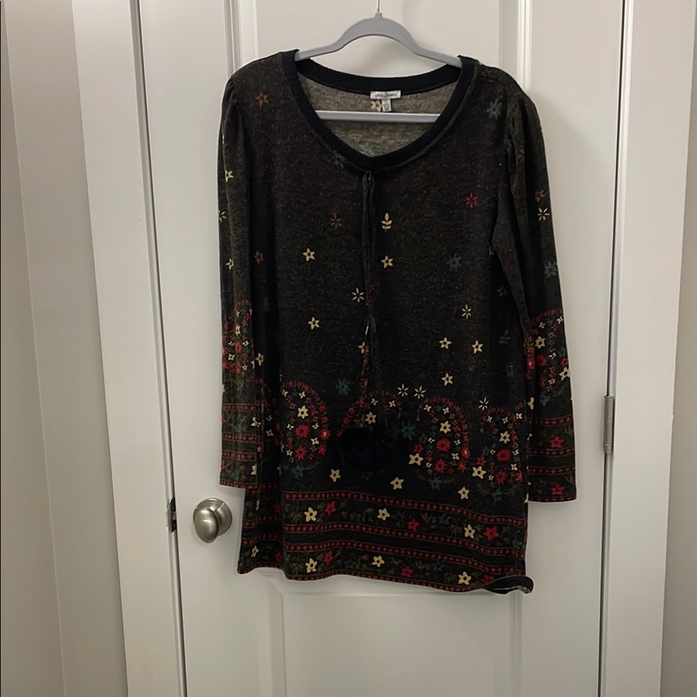 Women's Floral Patterned Sweater - Black and Red